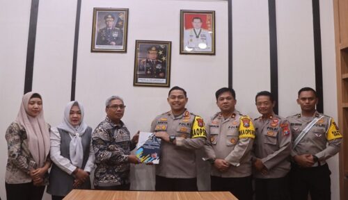 Kapolres Probolinggo AKBP Teuku Arsya Khadafi Saat Menerima Penghargaan